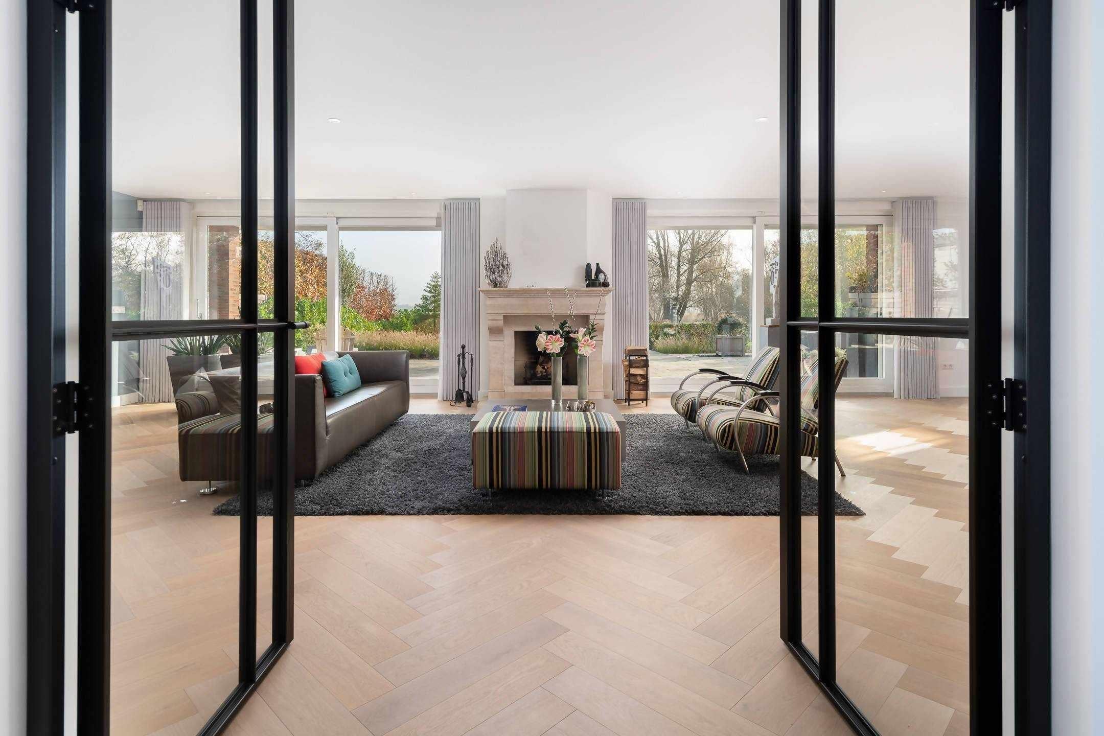 Visgraat vloer villa-The Woodstore-lichte woonkamer,moderne woonkamer,Woonkamer,woonkamer met grote ramen,woonkamer met houten vloer,woonkamer met visgraat vloer-Eiken visgraat villa-OBLY