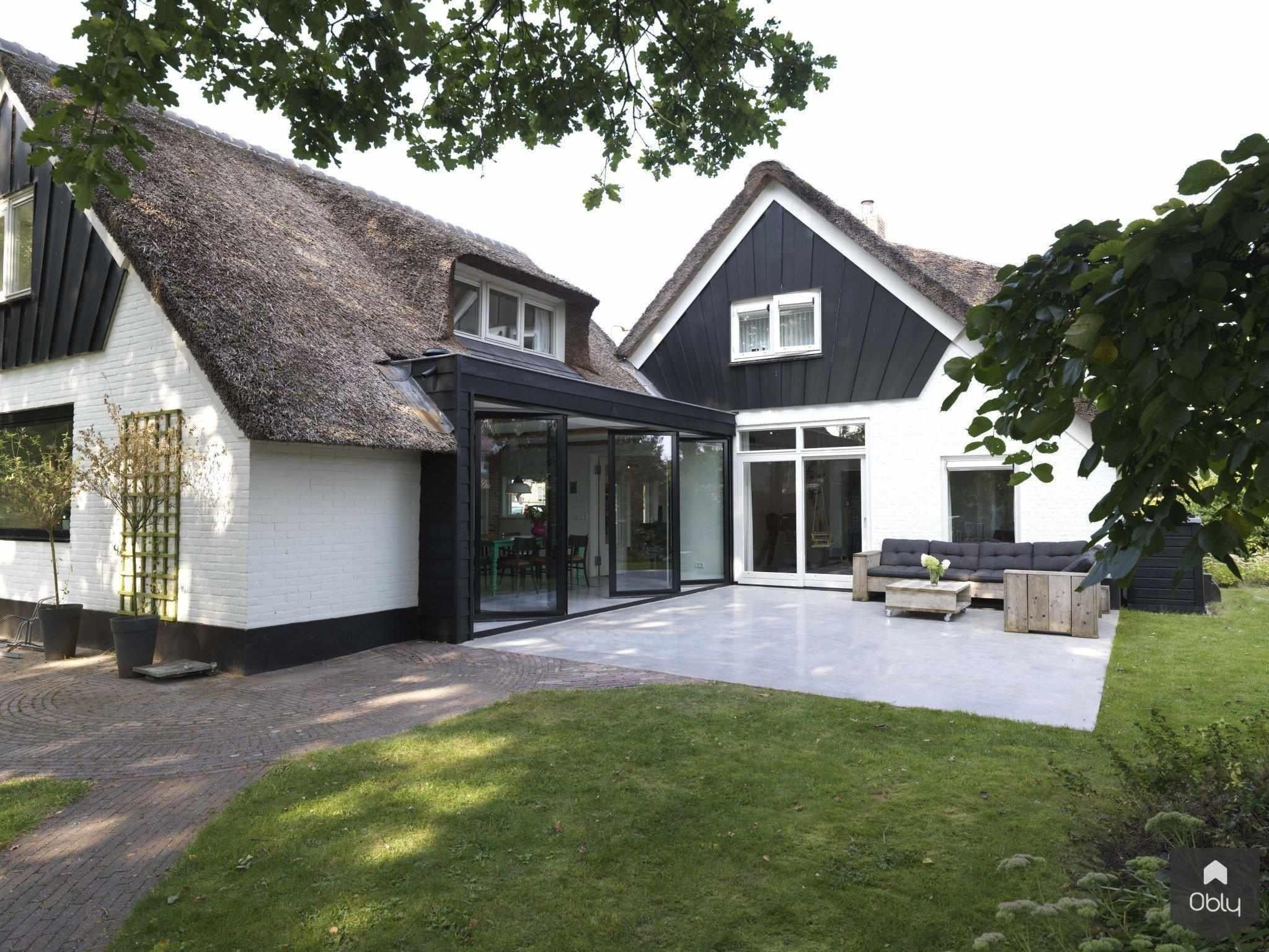 Vouwwand in keuken oude woonboerderij-Solarlux Nederland BV-alle,aluminium vouwwanden,binnen buiten wonen,glazen pui,glazen vouwwanden,landelijke woning,moderne aanbouw,open keuken naar tuin,vouwwanden keuken,woning met glas,woning renovatie-OBLY