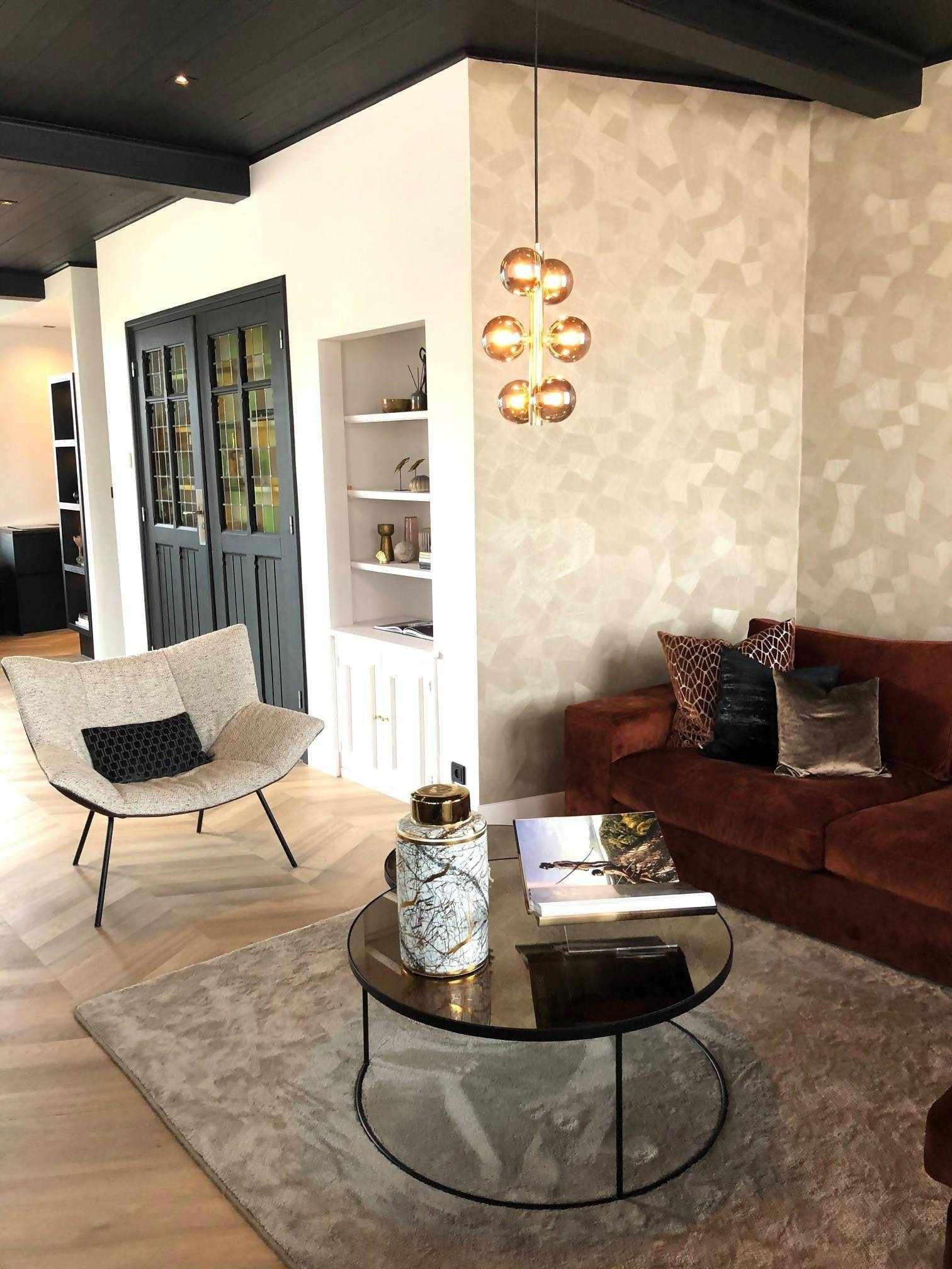 Warm, chic interieurontwerp-PW Interiors-Chique interieur,Elegant wonen,Gouden accenten,Luxe woonstijl,Marmer keukenblad,Modern klassiek design,Sfeervolle woning,Woonkamer,Zwart eiken keuken-Interieurontwerp met warme, chique uitstraling-OBLY