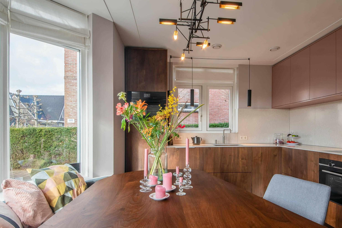 Warme functionele gezinskeuken-Huisvanbinnen-Farrow and Ball keuken,functionele woonkeuken,gezellige eetkeuken,keuken,luxe L keuken,maatwerk keukenontwerp,moderne gezinswoning,stijlvolle keukeninrichting,walnoten eettafel,warme gezinskeuken-Warme functionele gezinskeuken-OBLY