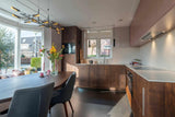 Warme functionele gezinskeuken-Huisvanbinnen-Farrow and Ball keuken,functionele woonkeuken,gezellige eetkeuken,keuken,luxe L keuken,maatwerk keukenontwerp,moderne gezinswoning,stijlvolle keukeninrichting,walnoten eettafel,warme gezinskeuken-Warme functionele gezinskeuken-OBLY