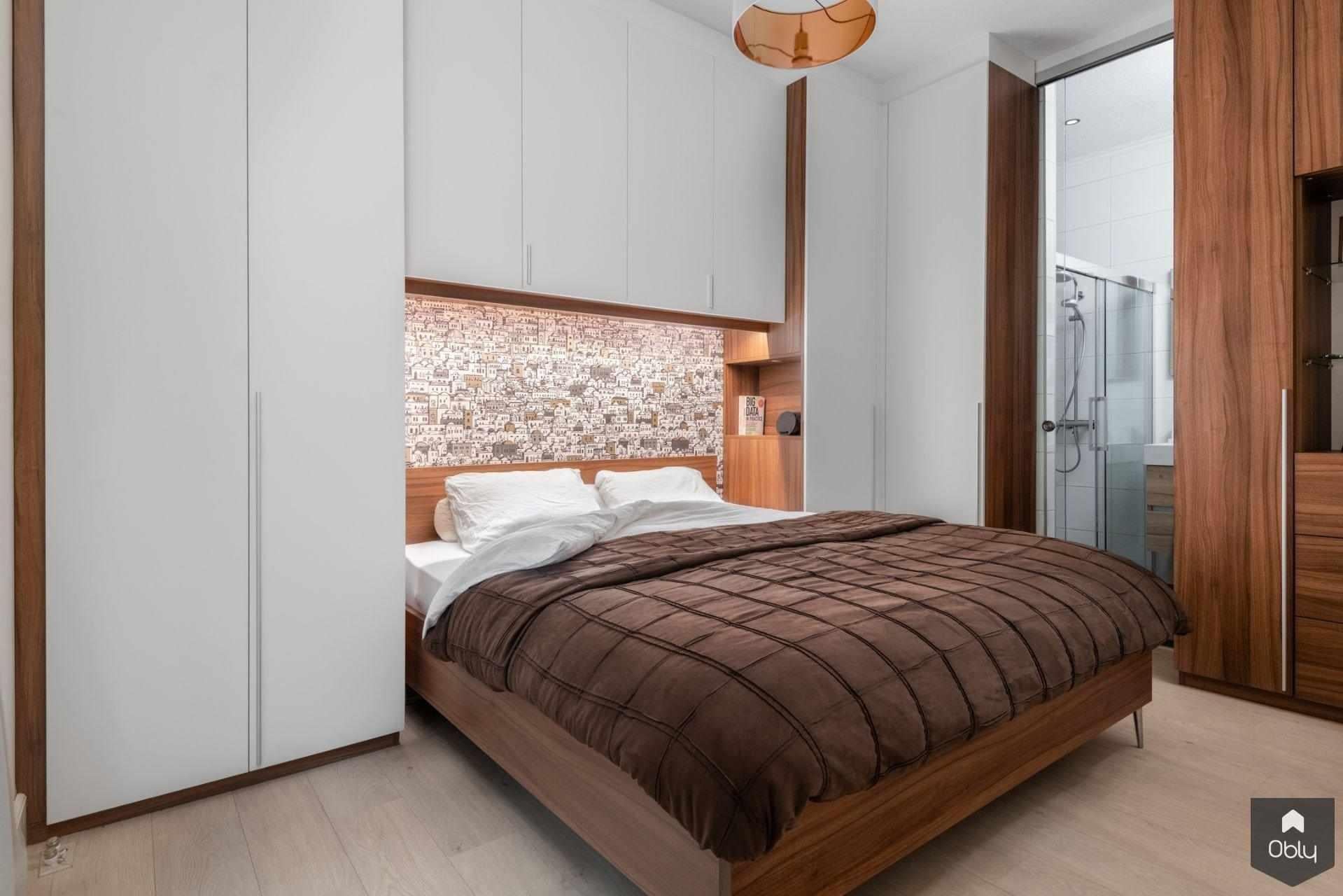 Warme maatwerk slaapkamer van notenhout-De Suite-alle,compacte slaapkamer,hotel chique uitstraling,ingebouwde wandkast,luxe slaapkamerinterieur,notenhouten slaapkamer,Slaapkamer,slaapkamer met maatwerk meubels,warme slaapkamer-OBLY
