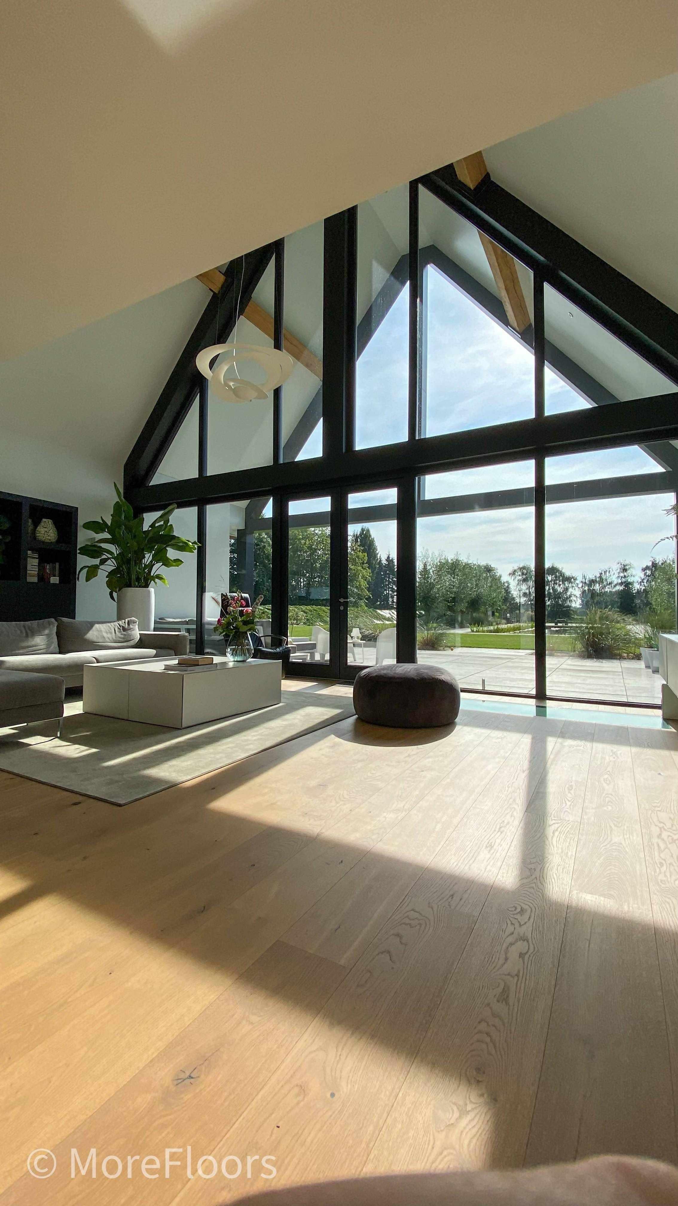 White Wash vloer schuurwoning-MoreFloors-exterieur villa vloer,interieur eiken vloer,keuken houten vloer,Vloer,Woonkamer,woonkamer lichte houten vloer,woonkamer white wash vloer-White Wash vloer schuurwoning-OBLY