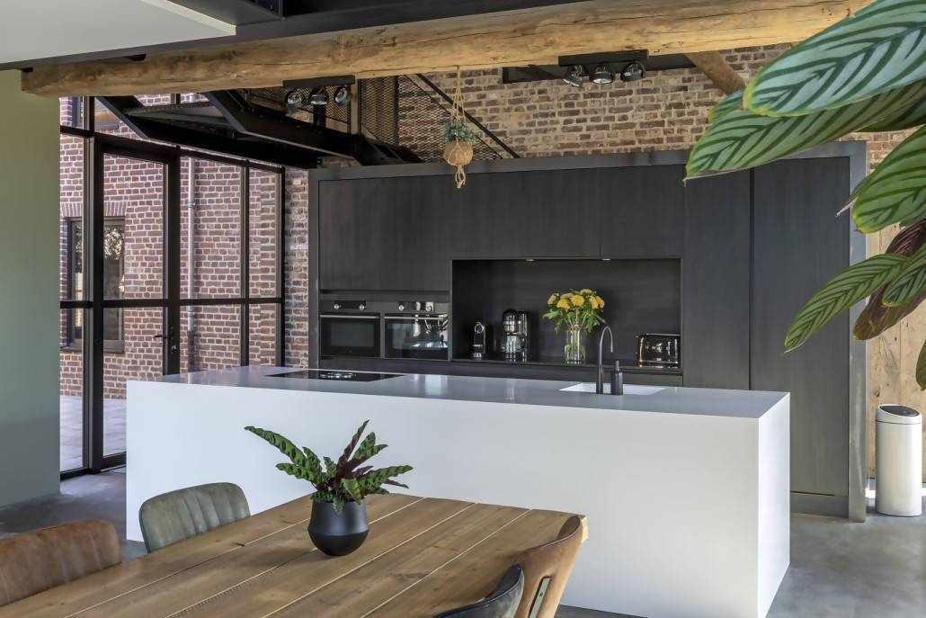 Wit Corian kookeiland-Cora Techniek-keuken,keuken met geïntegreerde inductiekookplaat,luxe keuken met kookeiland,maatwerk keuken inspiratie,minimalistische woonkeuken,moderne designkeuken,naadloos Corian werkblad,strakke witte keuken,wit Corian kookeiland-Wit Corian kookeiland in woonboerderi-OBLY