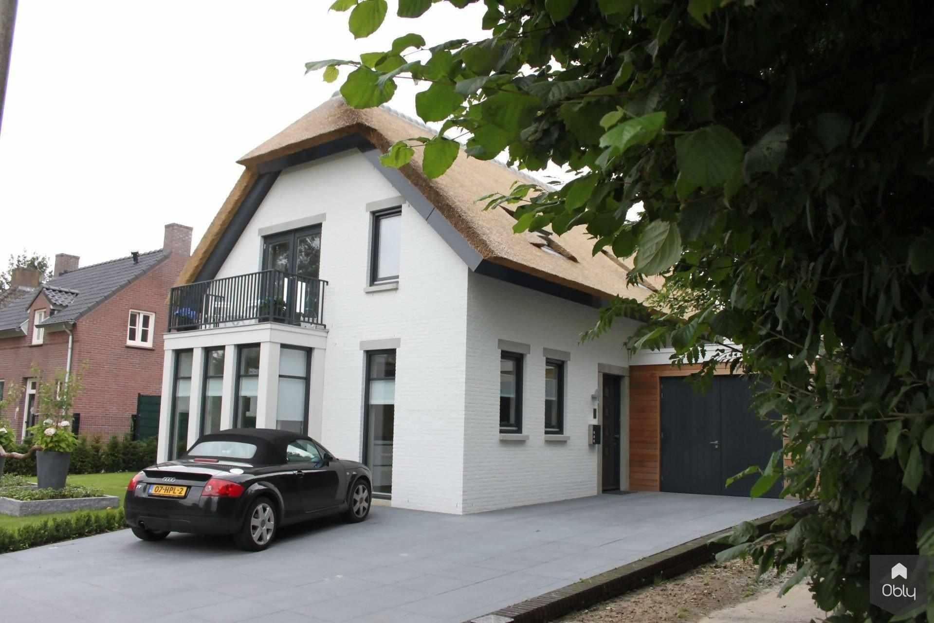 Wit landhuis met rieten dak-Spanjers Architect-alle,Exterieur vrijstaand,klassieke architectuur,landelijke stijl,landelijke villa,rieten dak,Vrijstaand,wit landhuis-Wit landhuis met rieten dak | OBLY.com-OBLY