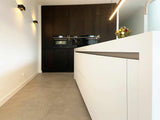 Witte keuken met warm houtfineer-Keukenarchitectuur Midden Brabant-Keuken-OBLY