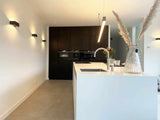 Witte keuken met warm houtfineer-Keukenarchitectuur Midden Brabant-Keuken-OBLY