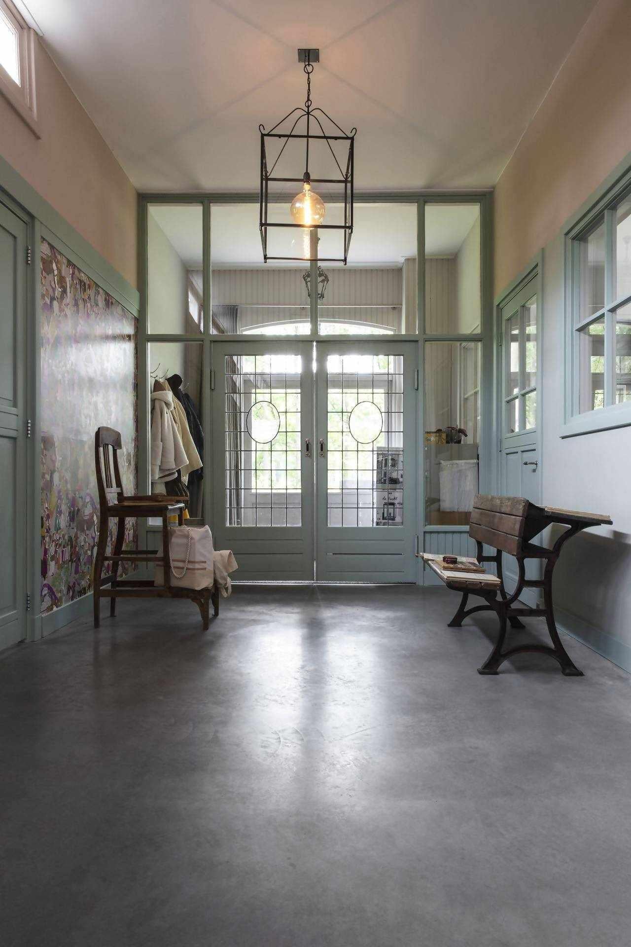 Woonbeton vloer gevlinderd-Willem Designvloeren B.V.-donkergrijs,Entree / Hal / Trap,gevlinderde woonbeton vloer,grijze vloer,industrieel interieur,midden grijs,naadloze vloer,onderhoudsvriendelijke vloer,woonbeton-Gevlinderde woonbeton vloer-OBLY