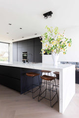 Zwarte detail keuken marmer blad-Keukenstudio Stormink-Keuken-Zwarte keuken met details -OBLY