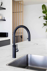 Zwarte detail keuken marmer blad-Keukenstudio Stormink-Keuken-Zwarte keuken met details -OBLY