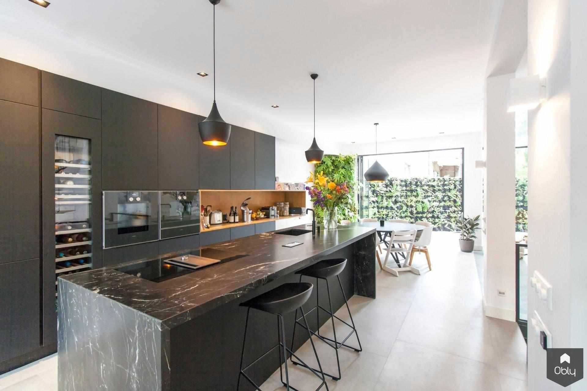 Zwarte leefkeuken met vide in jaren 30 woning-Jaren 30 architect-alle,Eetkamer,Exterieur,Keuken,Tuinen,Woonkamer-Zwarte leefkeuken met vide in jaren 30 woning | OBLY.com-OBLY