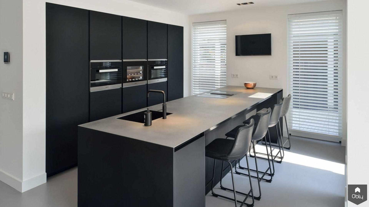 Zwarte moderne keuken-Bert van Vlijmen-alle,Fenix keuken inspiratie,greeploze zwarte keuken,Keuken,keuken met RVS werkblad,luxe keuken met kookeiland,mat zwarte designkeuken,minimalistische maatwerk keuken,moderne woonkeuken met wijnklimaatkast,zwarte moderne keuken-OBLY