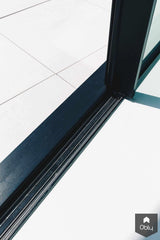 Zwarte schuifpui bij moderne villa-KELLER minimal windows® by Kumasol-alle,Exterieur vrijstaand,Vrijstaand-Zwarte schuifpui bij moderne villa | OBLY.com-OBLY