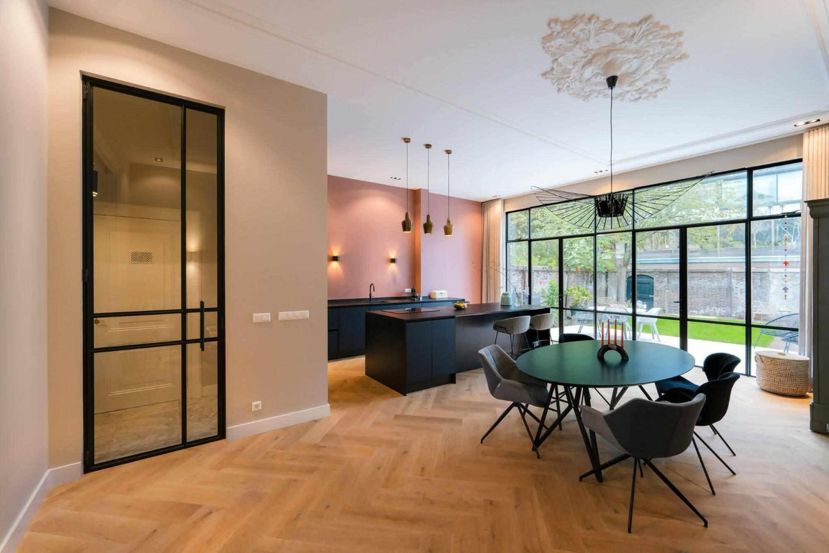 Zwarte uitbouw aan klassieke woning-Jaren 30 architect-Aanbouw / uitbouw,aanbouw klassieke woning,architectuur aanbouw,Entree hal trap,jaren 30 woning,moderne renovatie woning,moderne uitbouw woning,Monumentaal,Tuinen,uitbouw achterzijde woning,woning uitbreiding met glas,zwarte aanbouw woning-OBLY