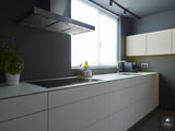 keuken donkere wanden en plafond-Doret Schulkes Interieurarchitect-alle,design keuken,Keuken,keuken met donker plafond,luxe keukeninterieur,maatwerk keuken,minimalistische keuken,moderne keuken,strakke keukenlijnen,zwart interieur-OBLY