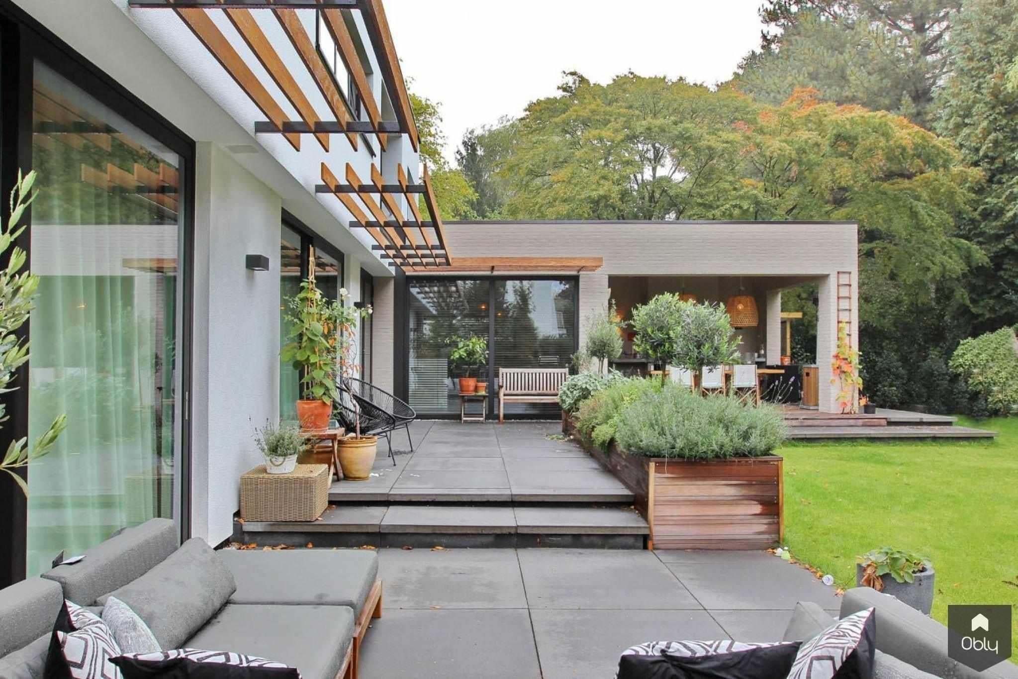 opbouw en uitbouw jaren 70 villa-Grego Design Studio-Aanbouw,alle,binnen buiten living,eigentijdse villa inrichting,jaren 70 villa renovatie,luxe woonkeuken,moderne planindeling,moderne villa verbouwing,ruimtelijke woonkamer,stijlvolle woningrenovatie,uitbouw woonhuis,Woonkamer-OBLY