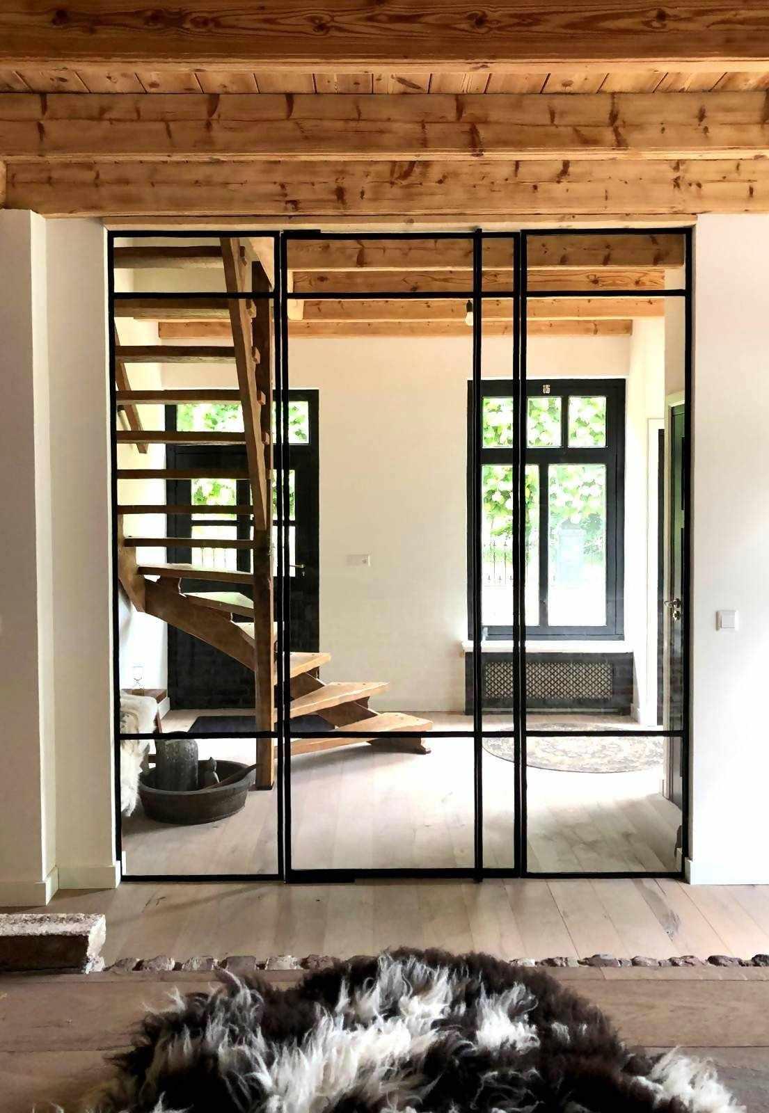 ranke stalen roomdivider-Stalendeurenhuys-Entree hal trap,entree met glaswand,glazen roomdivider,hal afscheiden woonkamer,maatwerk staaldesign,moderne stalen scheidingswand,ranke stalen roomdivider,stalen binnendeur,stalen taatsdeur-Stalen deuren roomdivider| obly-OBLY