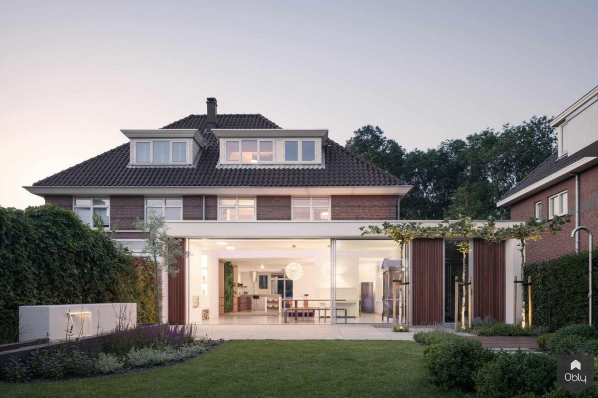 schuifpui aanbouw stadsvilla-Solarlux Nederland BV-Aanbouw,aluminium schuifpui,binnen buiten wonen,glazen schuifpui,grote glazen pui,minimalistische schuifpui,moderne woning,open woonruimte,schuifpui naar tuin,schuifpui woning,woning met glas-OBLY