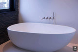 stoere minimalistische badkamer-Fors design badkamers-alle,Badkamer,badkamer met inbouwkranen,badkamer met natuursteen wand,badkamer met sfeerverlichting,industriële badkamer stijl,luxe badkamer met vrijstaand bad,minimalistische badkamer met warme verlichting,moderne badkamer met betonlook,stoere minimalistische badkamer,strakke design badkamer donker-Stoere minimalistische badkamer met vrijstaand bad-OBLY