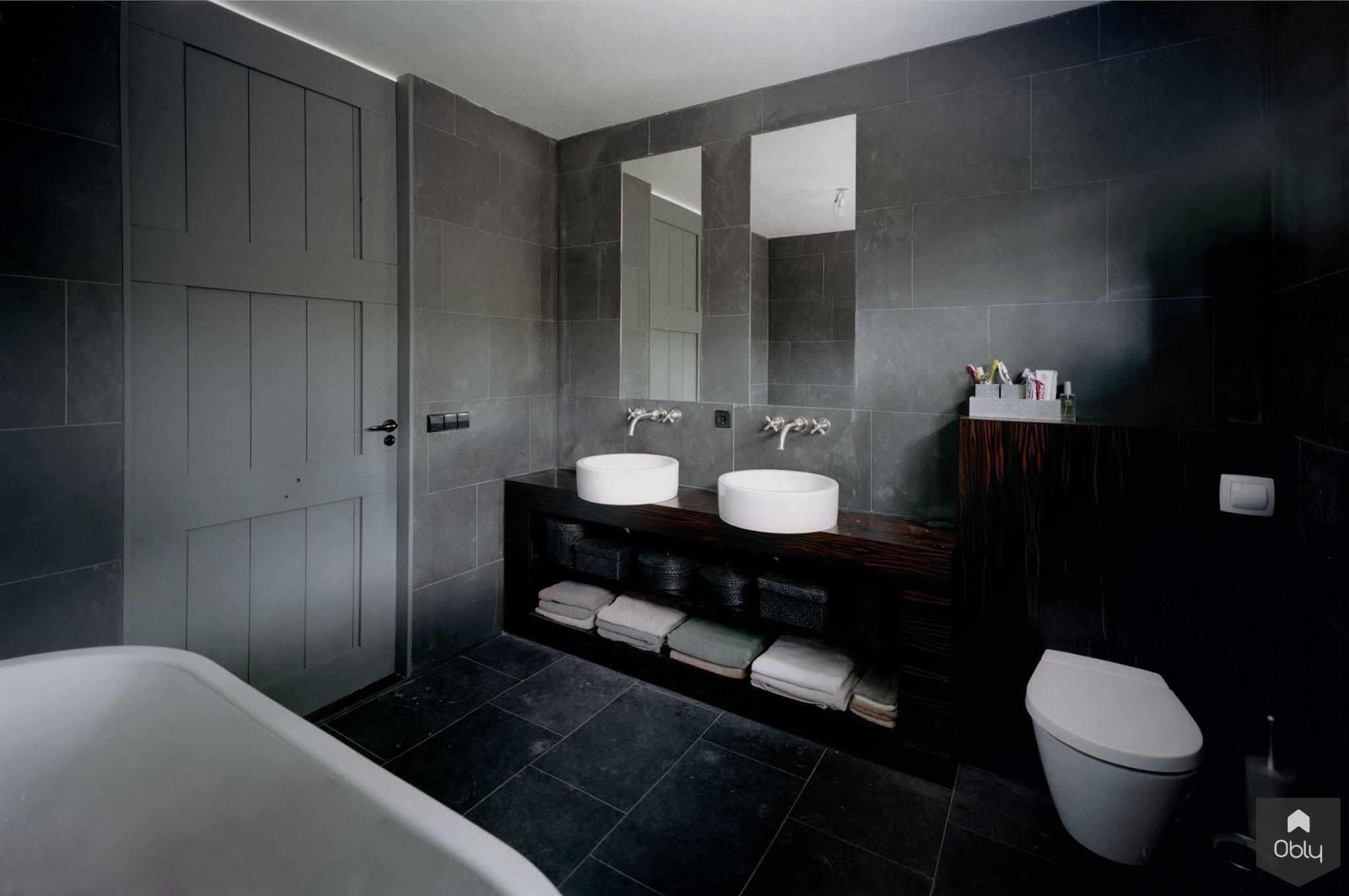 villa Bergen - badkamer-Paul Seuntjens Architectuur + Interieur-alle,Badkamer,dubbele badkamer,maatwerk meubel,mozaïek tegels,notenhout,roze interieur,zwart grijs design-OBLY