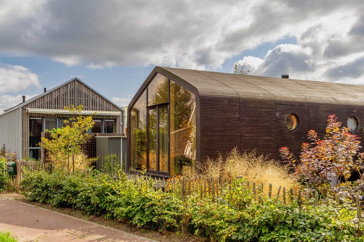 Moderne woning met gevelbekleding van thermowood en natuurlijke houtafwerking