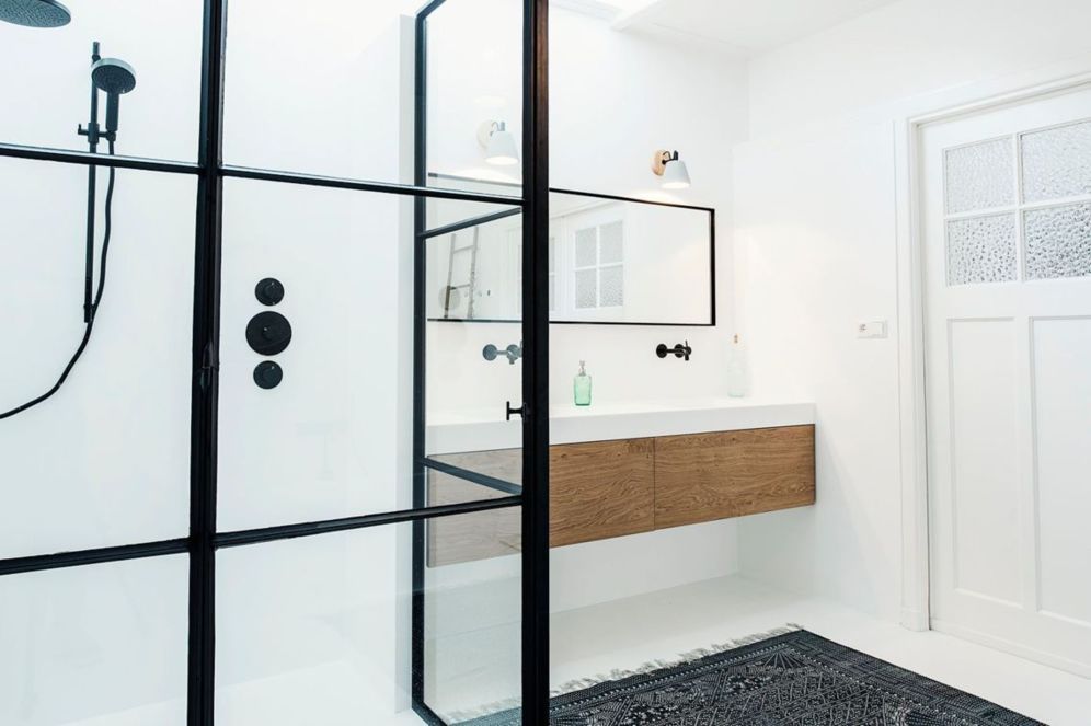 Zwarte badkamer