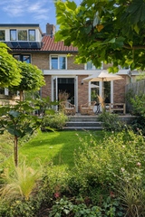 Lichte woning met rustig maatwerkinterieur en groene stadstuin