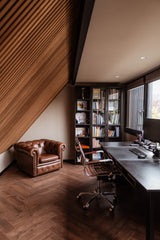 Modern houten bijgebouw met kantoor en overdekte buitenruimte