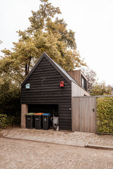 Modern houten bijgebouw met kantoor en overdekte buitenruimte