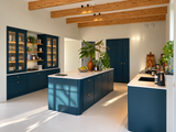 Donkerblauwe maatwerk leefkeuken met kookeiland