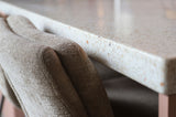 Keuken met plafond van gedroogde rozenblaadjes