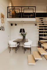 Luxe loft in oude textielfabriek met maatwerk keuken en designtrap