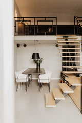 Luxe loft in oude textielfabriek met maatwerk keuken en designtrap
