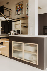 Luxe loft in oude textielfabriek met maatwerk keuken en designtrap
