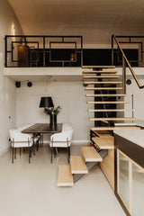 Luxe loft in oude textielfabriek met maatwerk keuken en designtrap