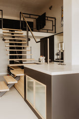 Luxe loft in oude textielfabriek met maatwerk keuken en designtrap