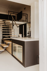 Luxe loft in oude textielfabriek met maatwerk keuken en designtrap