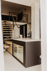 Luxe loft in oude textielfabriek met maatwerk keuken en designtrap