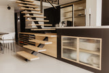 Luxe loft in oude textielfabriek met maatwerk keuken en designtrap