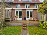 Lichte woning met rustig maatwerkinterieur en groene stadstuin