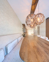 Licht en warm interieur met maatwerk wandmeubel en bronzen keuken