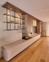 Licht en warm interieur met maatwerk wandmeubel en bronzen keuken