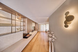 Licht en warm interieur met maatwerk wandmeubel en bronzen keuken