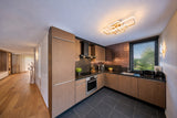 Licht en warm interieur met maatwerk wandmeubel en bronzen keuken