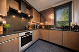 Licht en warm interieur met maatwerk wandmeubel en bronzen keuken
