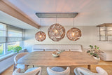 Licht en warm interieur met maatwerk wandmeubel en bronzen keuken