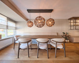 Licht en warm interieur met maatwerk wandmeubel en bronzen keuken