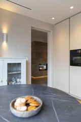 Appartement Renovatie met Roomdivider-Jessica Kuhne-Woonkamer-Luxe Appartement Renovatie met Warme Materialen en Roomdivider-OBLY