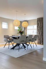 Appartement Renovatie met Roomdivider-Jessica Kuhne-Woonkamer-Luxe Appartement Renovatie met Warme Materialen en Roomdivider-OBLY