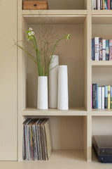 Appartement Renovatie met Roomdivider-Jessica Kuhne-Woonkamer-Luxe Appartement Renovatie met Warme Materialen en Roomdivider-OBLY